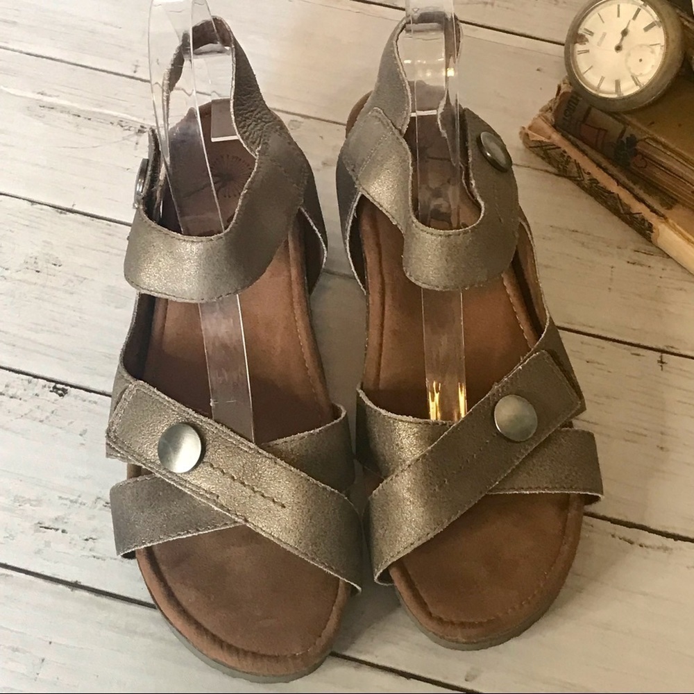 OTBT Sandey Wedge Metallic Sandal - Picture 7 of 11
